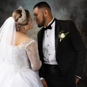 Fotografía formal de boda de una pareja de novios, él con traje oscuro y ella con vestido blanco, posando juntos para esta gran fotografía realizada por Click Fotografía.