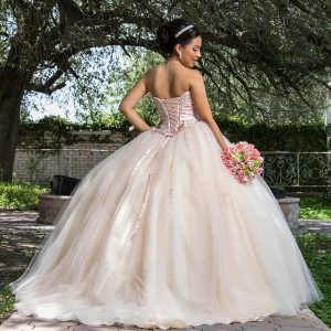 Captura de un momento mágico: fotografía de sesión de XV Años de una joven quinceañera irradiando felicidad y emoción. Luce un vestido espectacular y posa con gracia. Fotografía por Click Fotografía.