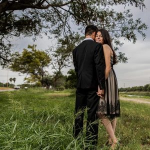 Fotografía casual de una pareja de novios, posando juntos sonrientes. Fotografía por Click Fotografía.