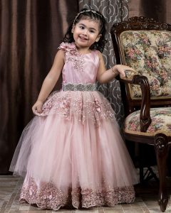 Fotografía de sesión infantil en estudio. La niña sonríe y juega, capturando su alegría. Fotografía por Click Fotografía.